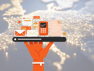 Illustration d'une main tenant une tablette numérique affichant des icônes de communication et de documents dématérialisés (emails, messagerie, formulaire, calculatrice), sur fond de carte de l’Europe avec un réseau de connexions lumineuses symbolisant la digitalisation des échanges.