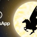Un juge américain interdit à NSO d’utiliser Pegasus contre WhatsApp 15 Illustration d’un cheval ailé noir représentant le logiciel espion Pegasus, volant devant une pleine lune avec le logo WhatsApp à gauche sur un fond étoilé, symbolisant une menace de cybersurveillance.