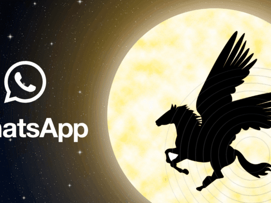 Illustration d’un cheval ailé noir représentant le logiciel espion Pegasus, volant devant une pleine lune avec le logo WhatsApp à gauche sur un fond étoilé, symbolisant une menace de cybersurveillance.