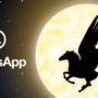 Illustration d’un cheval ailé noir représentant le logiciel espion Pegasus, volant devant une pleine lune avec le logo WhatsApp à gauche sur un fond étoilé, symbolisant une menace de cybersurveillance.