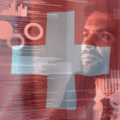 Marchés publics : la Confédération impose des exigences minimales de cybersécurité 9 Portrait d’un homme en costume regardant un écran transparent rempli de graphiques, de données et de codes informatiques, illustrant l’analyse des données et les enjeux de cybersécurité.