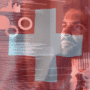 Portrait d’un homme en costume regardant un écran transparent rempli de graphiques, de données et de codes informatiques, illustrant l’analyse des données et les enjeux de cybersécurité.