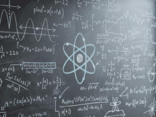 La Suisse accélère la révolution quantique avec l’EPFL en fer de lance 48 un tableau noir avec des multitudes de formules et croquis mathématiques en lien avec la physique quantique