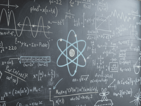 La Suisse accélère la révolution quantique avec l’EPFL en fer de lance 6 un tableau noir avec des multitudes de formules et croquis mathématiques en lien avec la physique quantique