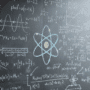 un tableau noir avec des multitudes de formules et croquis mathématiques en lien avec la physique quantique