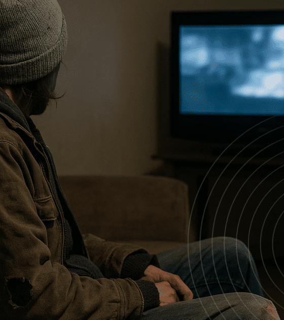 TikTok : une blague d’IA déclenche des appels d’urgence aux États-Unis 6 Personne en habits usés assise sur un canapé regardant la télévision