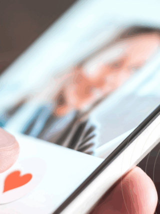 Un doigt fait glisser un profil sur un smartphone, avec un avatar de robot évoquant les faux comptes et l’usage de l’IA.