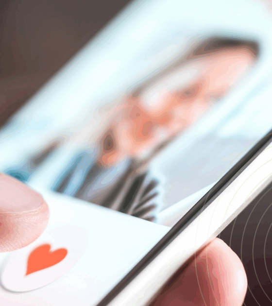 Un doigt fait glisser un profil sur un smartphone, avec un avatar de robot évoquant les faux comptes et l’usage de l’IA.