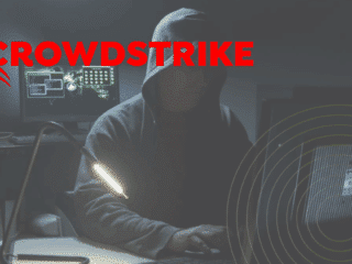 Une personne encapuchonnée devant plusieurs écrans dans une pièce sombre, symbolisant une compromission interne liée au partage de données sensibles.