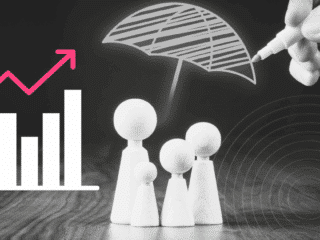 Figurines représentant une famille protégée par un parapluie dessiné, avec un graphique en forte hausse symbolisant l’augmentation des indemnisations.