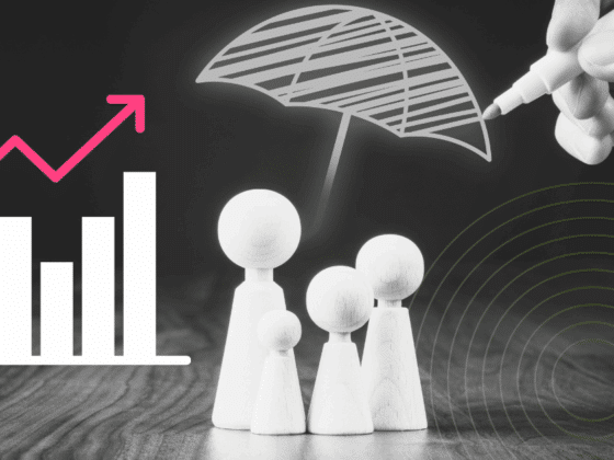 Figurines représentant une famille protégée par un parapluie dessiné, avec un graphique en forte hausse symbolisant l’augmentation des indemnisations.