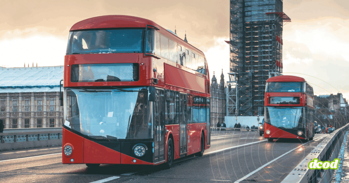 Deux bus rouges circulant sur un pont à Londres, illustrant l’impact potentiel d’une cyberattaque sur le réseau de transport.