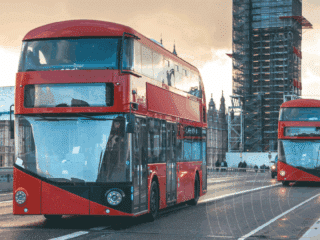 Deux bus rouges circulant sur un pont à Londres, illustrant l’impact potentiel d’une cyberattaque sur le réseau de transport.