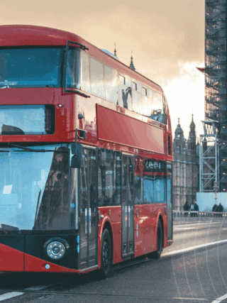 Deux bus rouges circulant sur un pont à Londres, illustrant l’impact potentiel d’une cyberattaque sur le réseau de transport.