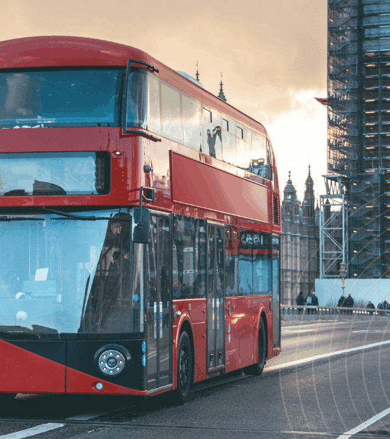 Deux bus rouges circulant sur un pont à Londres, illustrant l’impact potentiel d’une cyberattaque sur le réseau de transport.