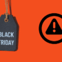 Étiquette noire portant le texte Black Friday et icône de loupe avec symbole d’avertissement sur fond orange vif.