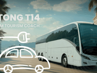 Autocar de tourisme Yutong T14 blanc circulant en bord de mer, avec des palmiers en arrière-plan et une icône de voiture électrique stylisée au premier plan, symbolisant la mobilité durable.