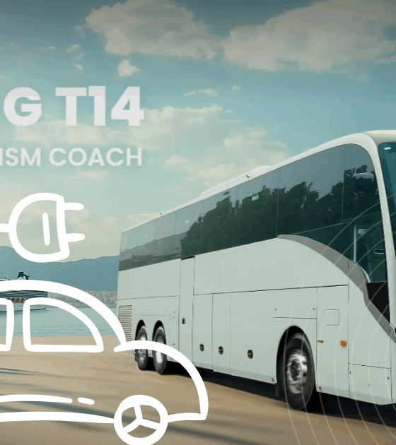 Autocar de tourisme Yutong T14 blanc circulant en bord de mer, avec des palmiers en arrière-plan et une icône de voiture électrique stylisée au premier plan, symbolisant la mobilité durable.