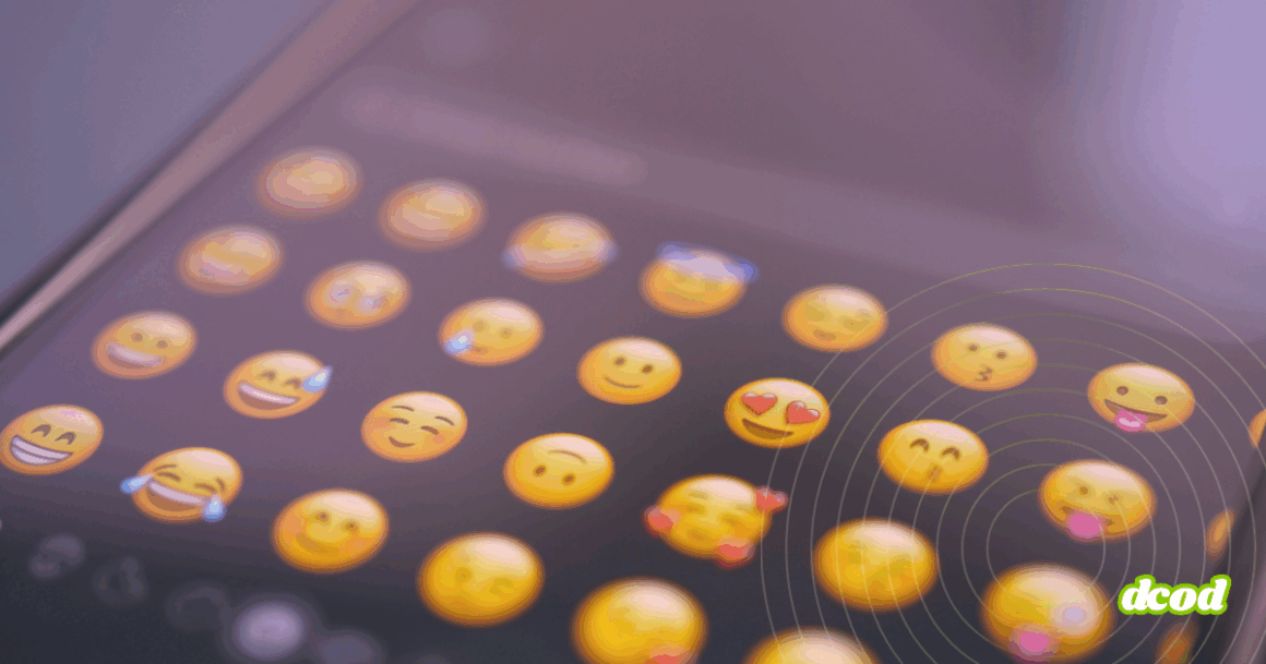 Gros plan sur l’écran d’un smartphone affichant une sélection d’émojis souriants, symbolisant l’expression des émotions dans la communication numérique via messagerie instantanée ou réseaux sociaux.