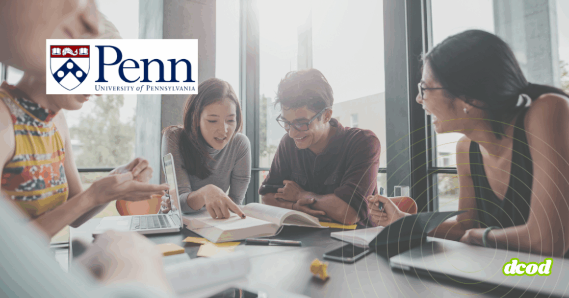 Groupe d’étudiants en pleine séance de travail collaboratif autour d’une table, avec ordinateurs portables et livres, dans une salle lumineuse de l’Université de Pennsylvanie (Penn), logo visible à l’arrière-plan.