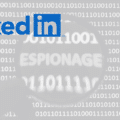 Le logo LinkedIn apparaît sur un fond de codes binaires, avec une loupe mettant en évidence le mot « espionage » au centre.