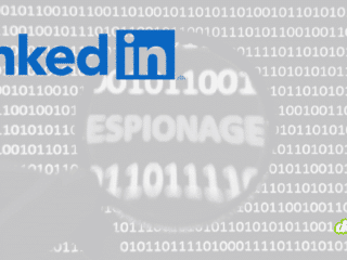 Le logo LinkedIn apparaît sur un fond de codes binaires, avec une loupe mettant en évidence le mot « espionage » au centre.