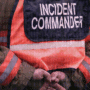 Vue rapprochée d’un commandant d’incident en tenue de gestion de crise, les mains croisées dans le dos, avec un gilet haute visibilité marqué « Incident Commander », sur fond de code informatique symbolisant la cybersécurité.