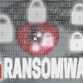 Illustration représentant une attaque de ransomware avec des cadenas symbolisant le chiffrement des données, un fond de code binaire, et le mot "RANSOMWARE" en lettres capitales, évoquant le piratage informatique et la cybersécurité.