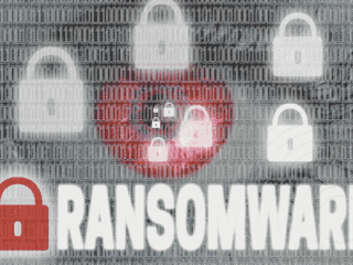 Illustration représentant une attaque de ransomware avec des cadenas symbolisant le chiffrement des données, un fond de code binaire, et le mot "RANSOMWARE" en lettres capitales, évoquant le piratage informatique et la cybersécurité.