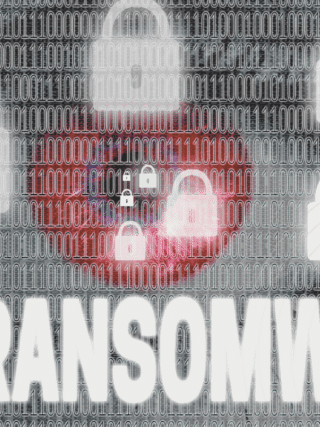 Illustration représentant une attaque de ransomware avec des cadenas symbolisant le chiffrement des données, un fond de code binaire, et le mot "RANSOMWARE" en lettres capitales, évoquant le piratage informatique et la cybersécurité.