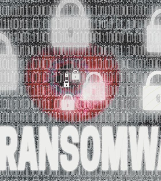Illustration représentant une attaque de ransomware avec des cadenas symbolisant le chiffrement des données, un fond de code binaire, et le mot "RANSOMWARE" en lettres capitales, évoquant le piratage informatique et la cybersécurité.