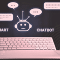 Illustration d’un clavier d’ordinateur avec une icône de chatbot au-dessus, entourée de bulles de dialogue, symbolisant l’intelligence conversationnelle d’un assistant virtuel intelligent. Le mot "SMART" est affiché à gauche du robot et "CHATBOT" à droite.