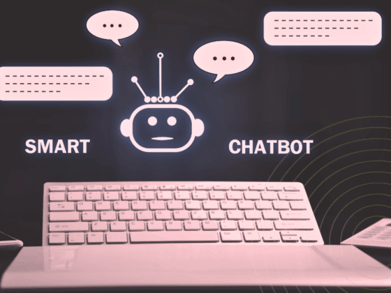 Illustration d’un clavier d’ordinateur avec une icône de chatbot au-dessus, entourée de bulles de dialogue, symbolisant l’intelligence conversationnelle d’un assistant virtuel intelligent. Le mot "SMART" est affiché à gauche du robot et "CHATBOT" à droite.