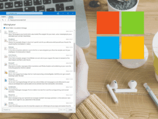 Capture d’écran d’une messagerie ouverte sur un ordinateur portable Windows, affichant une liste de courriels. À droite, le logo coloré de Microsoft est superposé sur un bureau en bois avec une tasse jaune, un crayon, des écouteurs sans fil et une plante verte en pot.