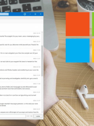 Capture d’écran d’une messagerie ouverte sur un ordinateur portable Windows, affichant une liste de courriels. À droite, le logo coloré de Microsoft est superposé sur un bureau en bois avec une tasse jaune, un crayon, des écouteurs sans fil et une plante verte en pot.
