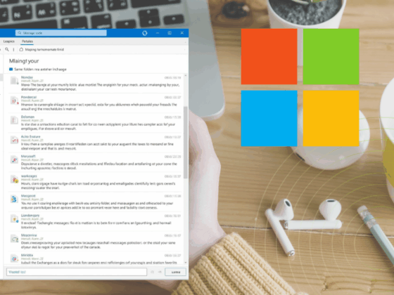 Capture d’écran d’une messagerie ouverte sur un ordinateur portable Windows, affichant une liste de courriels. À droite, le logo coloré de Microsoft est superposé sur un bureau en bois avec une tasse jaune, un crayon, des écouteurs sans fil et une plante verte en pot.