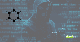 Un individu en cagoule et gants noirs se tient dans l’ombre, entouré de lignes de code bleu, évoquant une activité cybercriminelle.