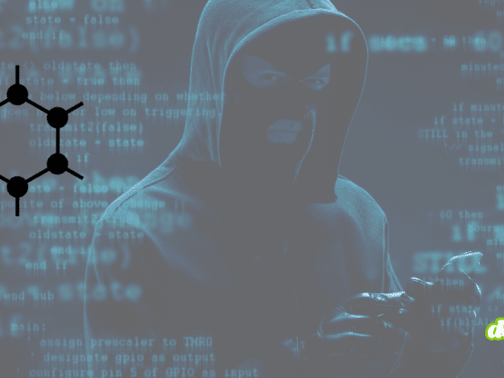 Un individu en cagoule et gants noirs se tient dans l’ombre, entouré de lignes de code bleu, évoquant une activité cybercriminelle.