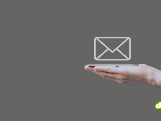 Une main tient un smartphone d’où émerge une grande icône d’enveloppe blanche symbolisant un message électronique.