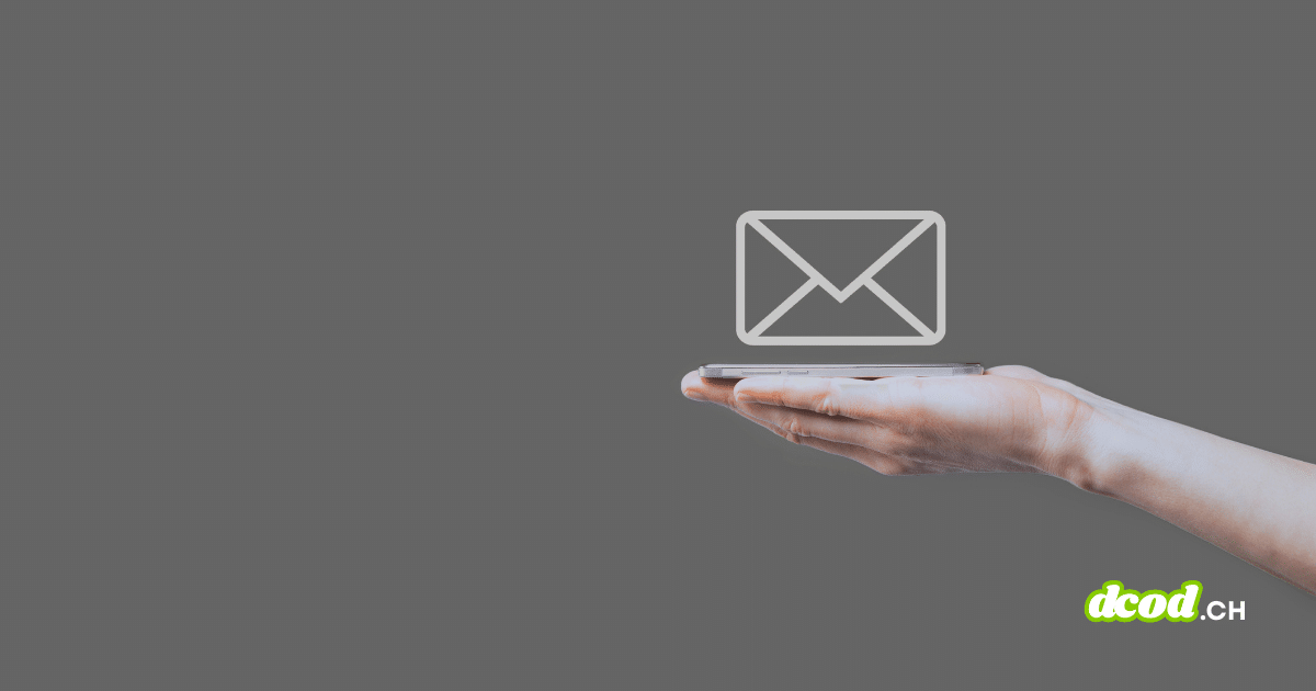 Une main tient un smartphone d’où émerge une grande icône d’enveloppe blanche symbolisant un message électronique.