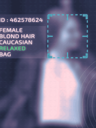 Interface de reconnaissance biométrique affichant le cadrage du visage d’une personne floutée, accompagnée d’étiquettes générées par un système d’analyse automatisée et d’éléments visuels évoquant la détection et le profilage numériques.