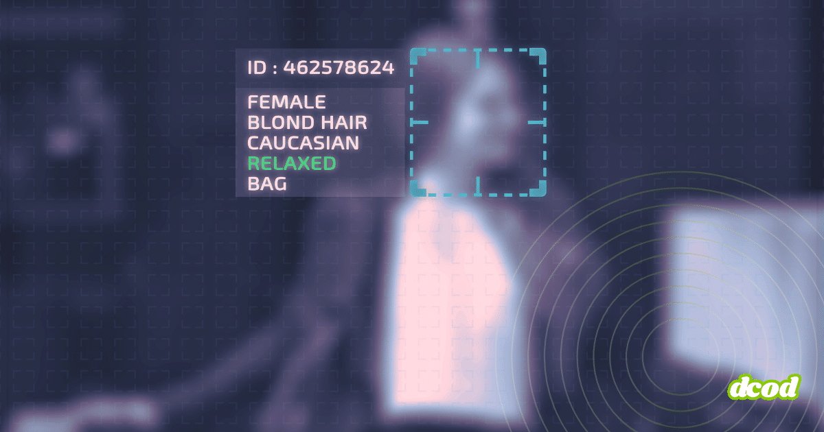 Interface de reconnaissance biométrique affichant le cadrage du visage d’une personne floutée, accompagnée d’étiquettes générées par un système d’analyse automatisée et d’éléments visuels évoquant la détection et le profilage numériques.