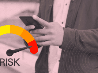 Personne tenant un smartphone entre les mains, vue cadrée au niveau du buste sans montrer le visage. À gauche, un cadran de risque en couleurs allant du vert au rouge affiche une aiguille pointant vers la zone de danger. À droite, des cercles concentriques évoquent une détection ou une analyse du signal. Le logo « dcod » apparaît en bas à droite.