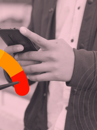 Personne tenant un smartphone entre les mains, vue cadrée au niveau du buste sans montrer le visage. À gauche, un cadran de risque en couleurs allant du vert au rouge affiche une aiguille pointant vers la zone de danger. À droite, des cercles concentriques évoquent une détection ou une analyse du signal. Le logo « dcod » apparaît en bas à droite.