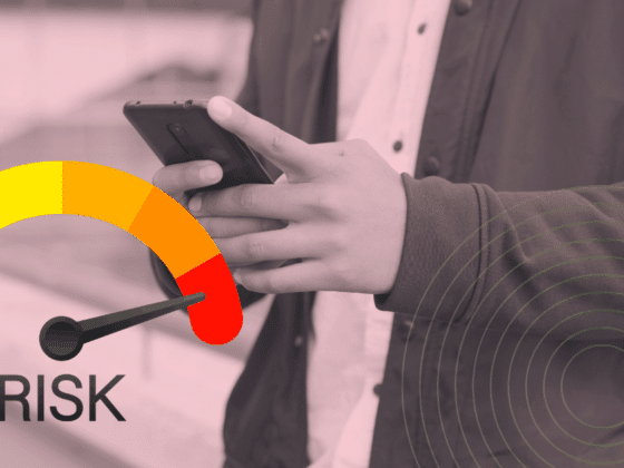 Personne tenant un smartphone entre les mains, vue cadrée au niveau du buste sans montrer le visage. À gauche, un cadran de risque en couleurs allant du vert au rouge affiche une aiguille pointant vers la zone de danger. À droite, des cercles concentriques évoquent une détection ou une analyse du signal. Le logo « dcod » apparaît en bas à droite.