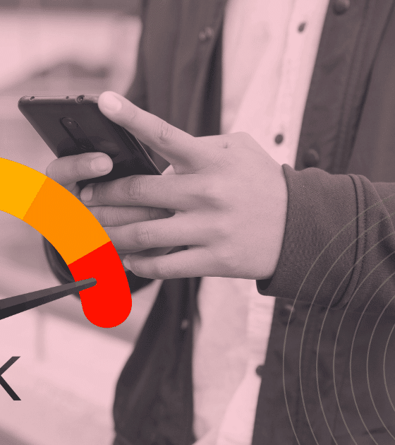 Personne tenant un smartphone entre les mains, vue cadrée au niveau du buste sans montrer le visage. À gauche, un cadran de risque en couleurs allant du vert au rouge affiche une aiguille pointant vers la zone de danger. À droite, des cercles concentriques évoquent une détection ou une analyse du signal. Le logo « dcod » apparaît en bas à droite.