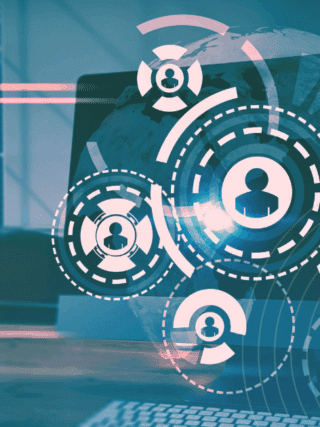 Illustration montrant un bureau avec un ordinateur portable ouvert sur lequel apparaissent des cercles et pictogrammes représentant des profils utilisateurs connectés, accompagnés d’une carte du monde en arrière-plan. À gauche, une icône noire de signal radio évoque une antenne de transmission. Des lignes et ondes stylisées suggèrent la circulation de données et la surveillance réseau. Le logo « dcod » apparaît en bas à droite.