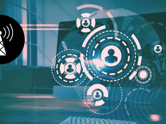 Illustration montrant un bureau avec un ordinateur portable ouvert sur lequel apparaissent des cercles et pictogrammes représentant des profils utilisateurs connectés, accompagnés d’une carte du monde en arrière-plan. À gauche, une icône noire de signal radio évoque une antenne de transmission. Des lignes et ondes stylisées suggèrent la circulation de données et la surveillance réseau. Le logo « dcod » apparaît en bas à droite.