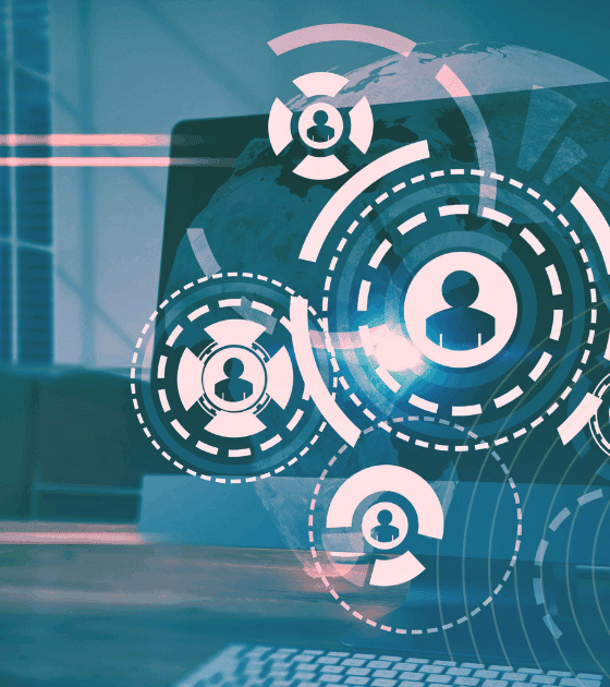 Illustration montrant un bureau avec un ordinateur portable ouvert sur lequel apparaissent des cercles et pictogrammes représentant des profils utilisateurs connectés, accompagnés d’une carte du monde en arrière-plan. À gauche, une icône noire de signal radio évoque une antenne de transmission. Des lignes et ondes stylisées suggèrent la circulation de données et la surveillance réseau. Le logo « dcod » apparaît en bas à droite.