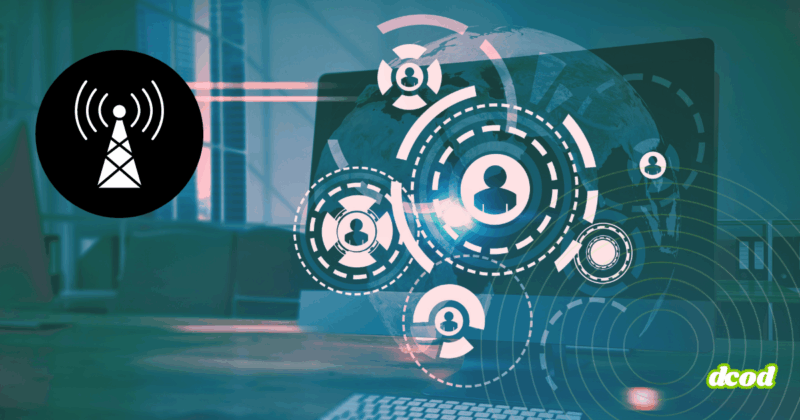 Illustration montrant un bureau avec un ordinateur portable ouvert sur lequel apparaissent des cercles et pictogrammes représentant des profils utilisateurs connectés, accompagnés d’une carte du monde en arrière-plan. À gauche, une icône noire de signal radio évoque une antenne de transmission. Des lignes et ondes stylisées suggèrent la circulation de données et la surveillance réseau. Le logo « dcod » apparaît en bas à droite.